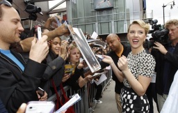 La actriz firmó autográfos y compartió con cientos de fans que quería ver a "la viuda negra" en persona